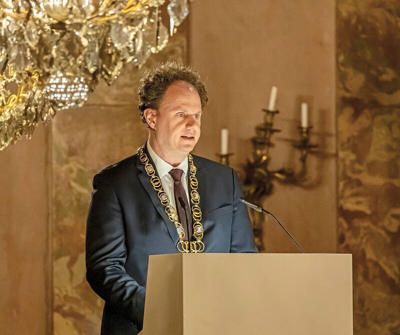 Oberbürgermeister Matthias Knecht trägt zur Stadtgründungsfeier traditionell die Amtskette.