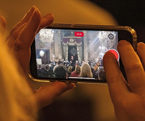 Dieses Ereignis haben viele Gäste mit der Kamera festgehalten.