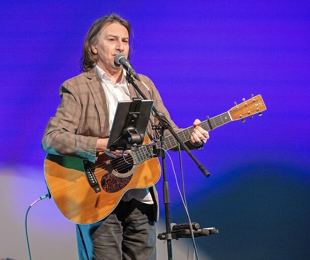 Pippo Pollina bei seinem Auftritt in der Alten Kelter.