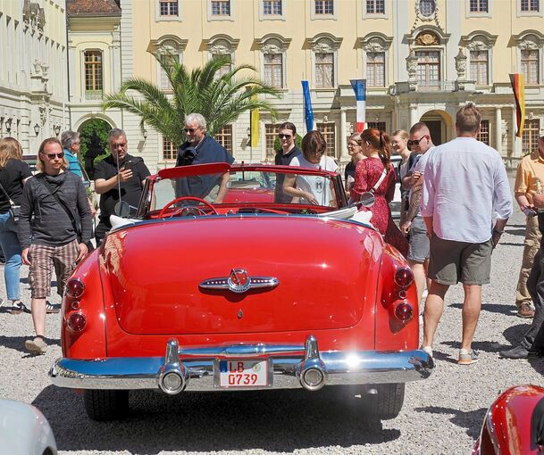Im Sonnenlicht funkeln die alten Karossen.