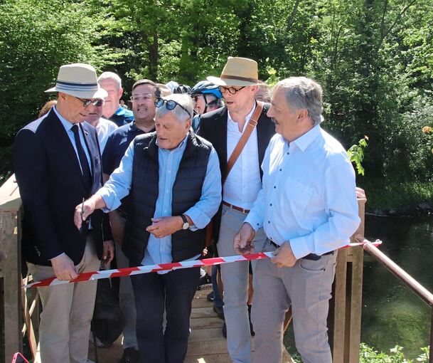 Freigabe des Enzstegs zwischen Roßwag und Mühlhausen. Von links: OB Frank Schneider (Mühlacker), Bürgermeister Reitze (Vaihingen), Tragwerksplaner Prof. Gustl Lachenmann, OB Uwe Skrzypek (Vaihingen) und Roßwags Ortsvorsteher Rolf Allmendinger.