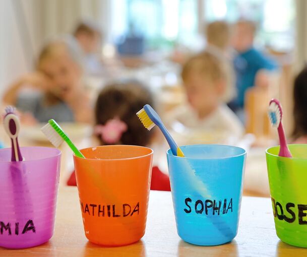 Mathilda und Sophia gehen wohl gerne in den Kindi. Aber können es sich ihre Eltern noch leisten?