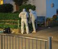 Spurensicherer kurz nach der Tat in der Silcherstraße in Tamm nahe des Friedhofs.
