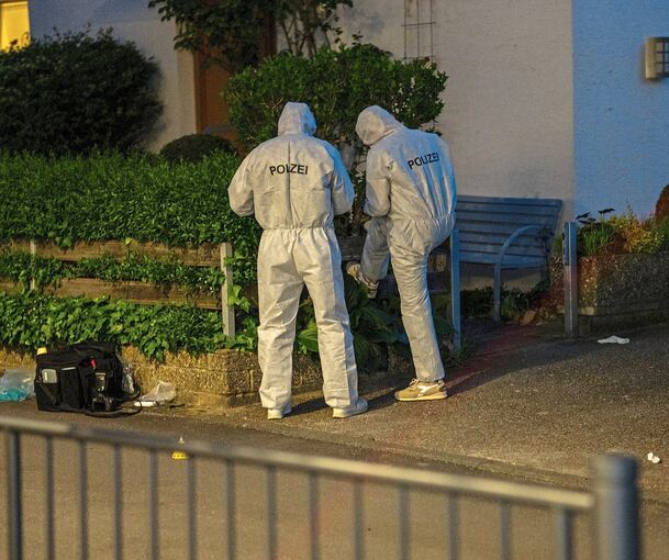 Nach den Schüssen: Spurensicherung in der Tammer Silcherstraße am Tatabend am 12. Mai 2025.