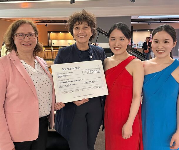 Susanne Wichmann, Simone Hersacher-Fröscher, Kotone und Kanon Yokoyama (v.l.n.r.) beim Konzertabend in Steinheim.