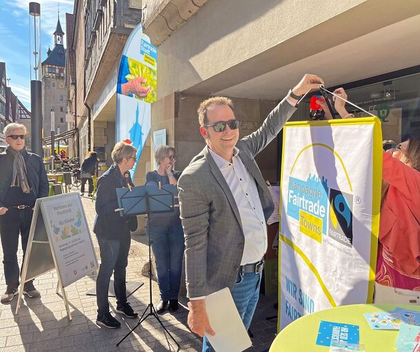 Bürgermeister Jan Trost mit der Fairtrade-Fahne.
