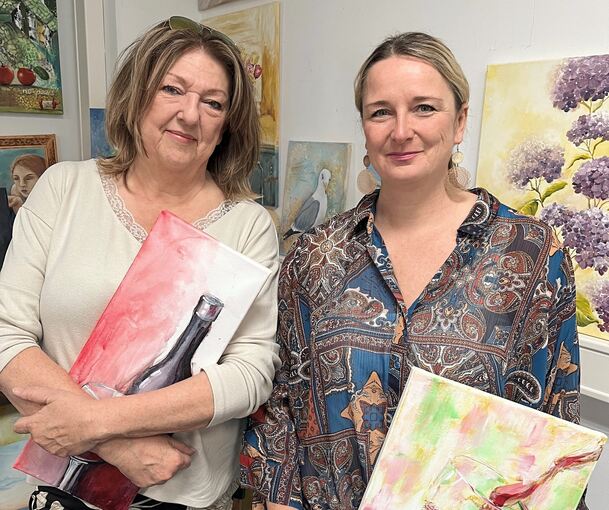 Die beiden Künstlerinnen Petra Niccoli (links) und Elke Armborst leiten die Teilnehmer beim Malen an. Die beiden Künstlerinnen Petra Niccoli (links) und Elke Armborst leiten die Teilnehmer beim Malen an.