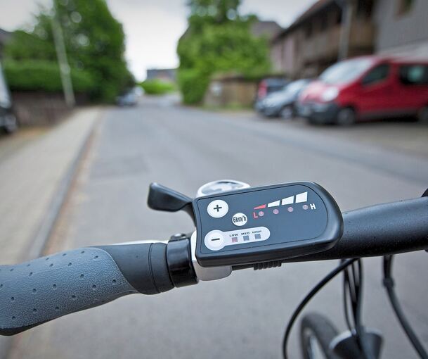 Eine 34-Jährige stürzt mit ihrem Pedelec.