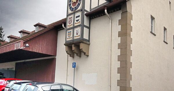 In der Mitte des Burgplatzes steht die Kelter. In der Mitte des Burgplatzes steht die Kelter.