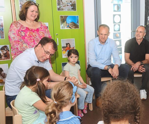 Staatssekretär Volker Schebesta, Bürgermeister Thomas Schäfer und Hauptamtsleiter Ralf Kirschner (von links) lassen sich von den Kindern erklären, wo überall Luft ist und wie man das erkennen kann.