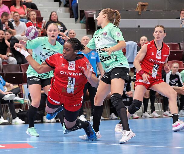 Eine Szene aus dem ersten Halbfinalspiel: Ludwigsburgs Kaba Gassama (Mitte) entwischt am Kreis den Thüringerinnen Rikke Hoffbeck Petersen (links) und Kerstin Kündig. Rechts beobachtet Karolina Kudlacz-Gloc den Angriffsversuch ihrer spanischen Teamkol