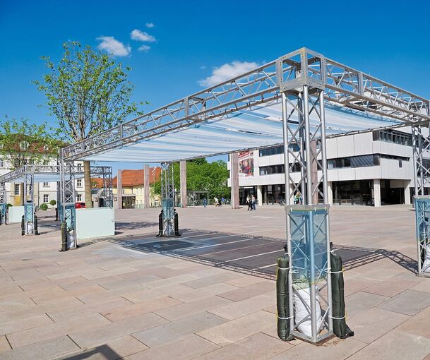 Bannerstoff und Bäume sollen die Aufenthaltsqualität am Rathaushof verbessern.