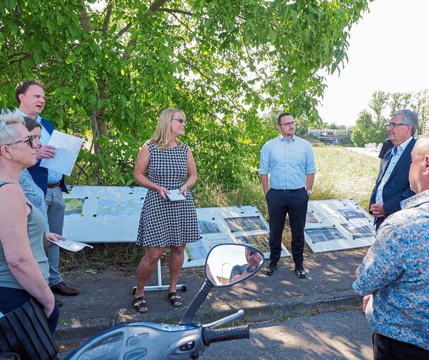 Stadtteilausschüsse sitzen nicht nur: 2023 organisiert der Eglosheimer Stadtteilausschuss ein Treffen beim Standort des geplanten Katastrophenschutzzentrums am Stadtteilrand. Die Aufgabe der Bürgerbeteiligung bleibt.