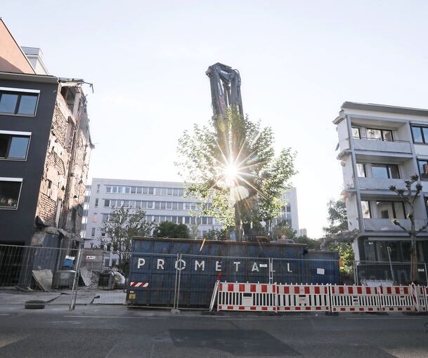 An der Hohenzollernstraße hat der Abriss der alten Bürogebäude von WHS längst begonnen.