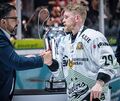 Die Düsseldorfer EG freut sich auf das Wiedersehen mit Steelers-Kapitän Alexander „Preibo“ Preibisch, hier kurz vor der Pokalübe Die Düsseldorfer EG freut sich auf das Wiedersehen mit Steelers-Kapitän Alexander „Preibo“ Preibisch, hier kurz vor der Pokalübergabe nach dem siebten Finalspiel bei den Hannover Scorpions.