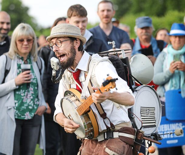 Straßenmusiker aus aller Welt kommen spielen im Blühenden Barock.