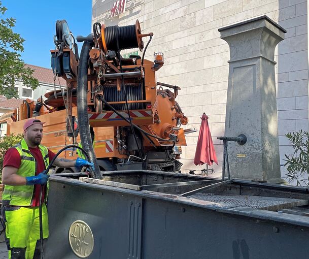 Der Unrat und das abgestandene Wasser ist entfernt, jetzt spült Patrick Jesse mit viel klarem Wasser nach.