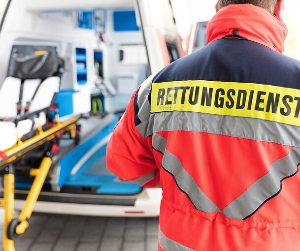 Der Rettungsdienst bringt den Mann ins Krankenhaus.