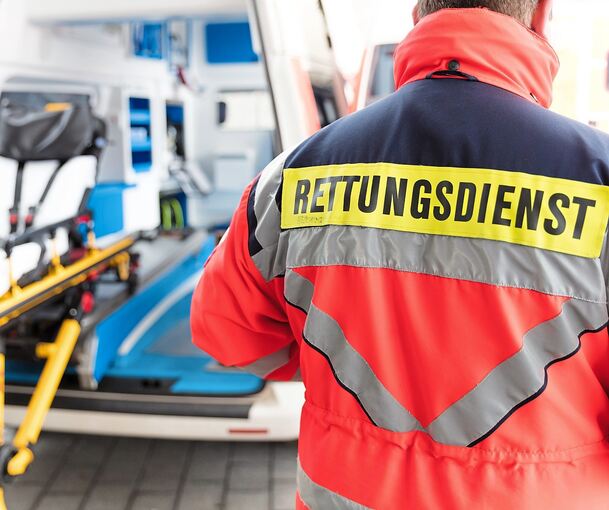 Der Rettungsdienst bringt den Motorradfahrer ins Krankenhaus. Der Rettungsdienst bringt den Motorradfahrer ins Krankenhaus.