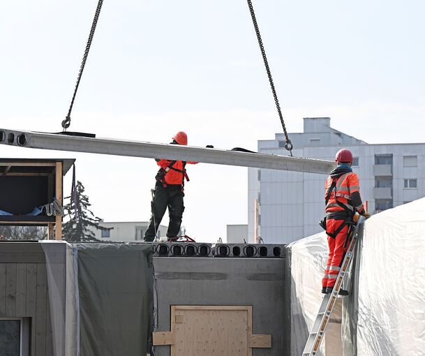 Arbeiter auf einer Baustelle in Baden-Württemberg. Symbol