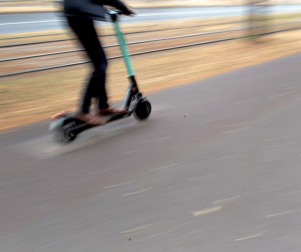 Der aggressive Fahrer des E-Scooters soll etwa 30 Jahre alt und 1,75 Meter groß sein. Die Polizei sucht Zeugen.