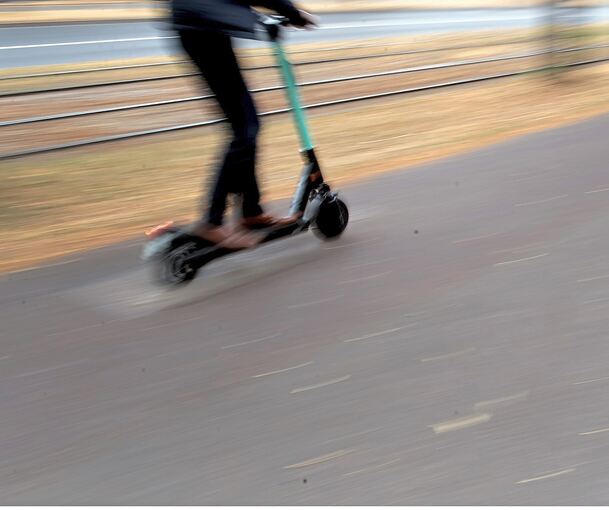 Das Mädchen war mit einem Tretroller unterwegs.