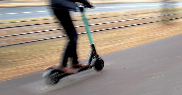 Das Mädchen war mit einem Tretroller unterwegs.