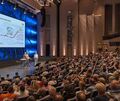 Volles Haus: 350 Besucher kamen ins Forum, rund 80 beteiligten sich per Live-Stream an der hybriden Veranstaltung.