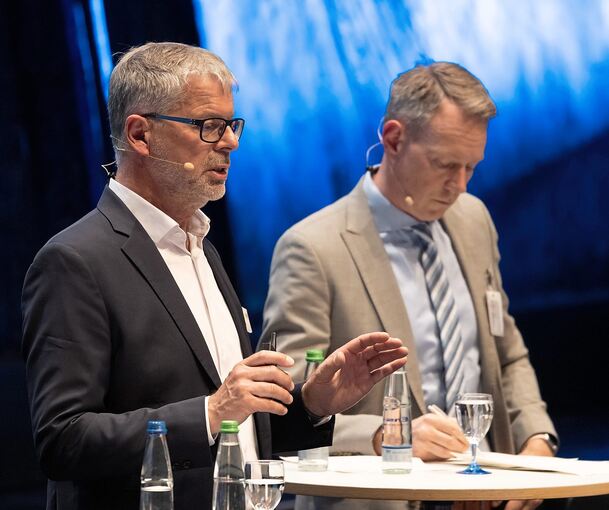 Präsentation: Zweckverbands-Chef Michael (Ilk) bei der Erläuterung, daneben Ludwigsburgs Bürgermeister Sebastian Mannl.