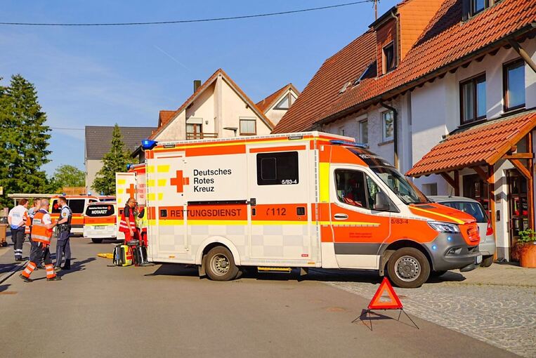 Auto kollidiert mit Fußgängern - zwei Schwerverletzte