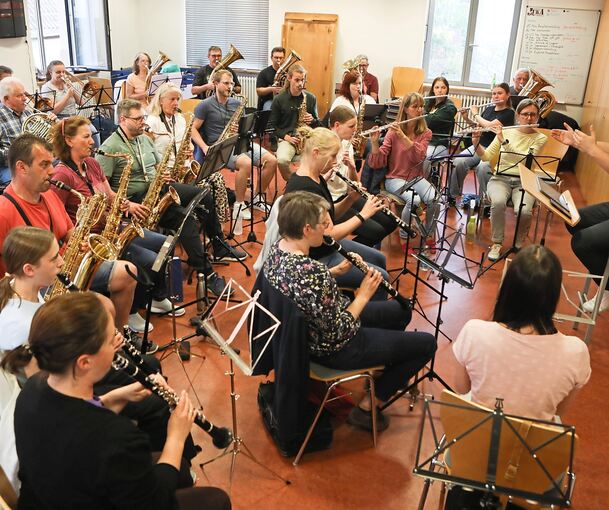 Mit Freude bei der Sache: Dirigent Benjamin Reiner bei einer Probe mit den Musikern.