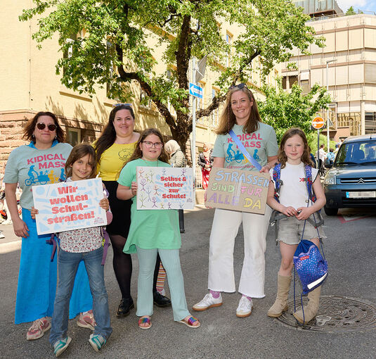 Kathrin Quast mit Betty, Lisa Hahn mit Malena und Marie-Christin Haufe mit Klara setzen sich für sichere Schulwege ein. Für die Schulgasse wünschen sie sich eine ausgewiesene Schulstraße.