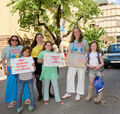 Kathrin Quast mit Betty, Lisa Hahn mit Malena und Marie-Christin Haufe mit Klara setzen sich für sichere Schulwege ein. Für die Schulgasse wünschen sie sich eine ausgewiesene Schulstraße.