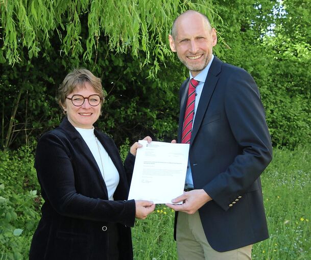 Kristina Klammt, zuständige Referentin am Regierungspräsidium Stuttgart, überreicht Nikolaus Weiske das Bestellungsschreiben von Kultusministerin Theresa Schopper.