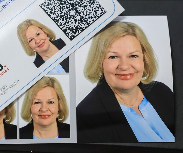 Die damalige Bundesinnenministerin Nancy Faeser (SPD) hatte die neuen Passbildautomaten vor der Einführung getestet.