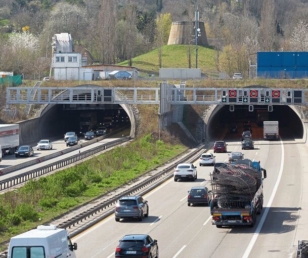Dem Verkehr Richtung Süden stehen im Engelbergtunnel jetzt wieder drei Fahrspuren zur Verfügung Dem Verkehr Richtung Süden stehen im Engelbergtunnel jetzt wieder drei Fahrspuren zur Verfügung