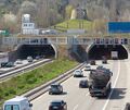 Dem Verkehr Richtung Süden stehen im Engelbergtunnel jetzt wieder drei Fahrspuren zur Verfügung Dem Verkehr Richtung Süden stehen im Engelbergtunnel jetzt wieder drei Fahrspuren zur Verfügung