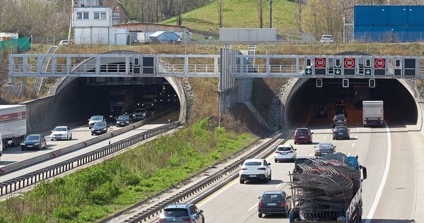 Dem Verkehr Richtung Süden stehen im Engelbergtunnel jetzt wieder drei Fahrspuren zur Verfügung