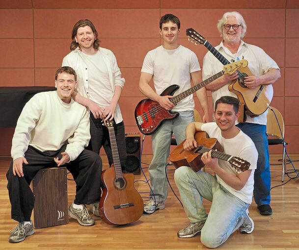 Rudi Körner hat an der Jugendmusikschule in mehr als 30 Jahren hunderten Kindern Gitarrenunterricht gegeben. Einige der Besten spielen in der Band Latin Touch. Mete Zayim, William Sigle, Fabian Weyhers und Andreas Katsivelos (von links) mit Rudi Körn