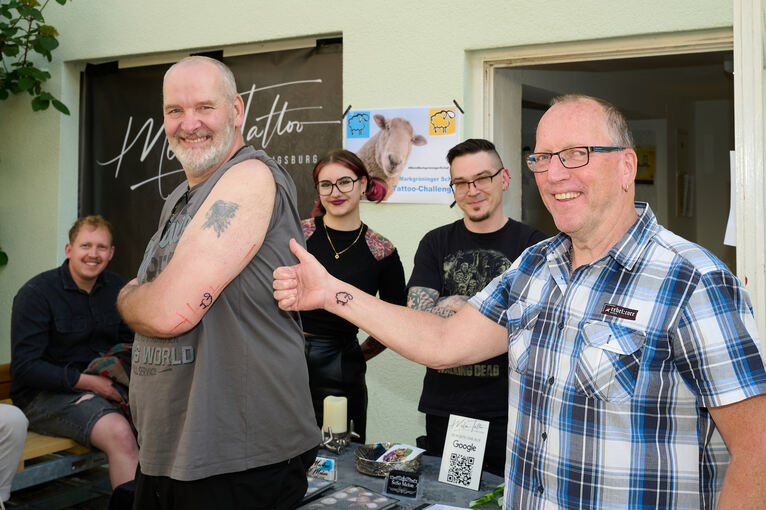Zeigt her eure Schäfchen:  Joachim Müssig (links)  und Manfred  Manfred Eberlein präsentieren ihre Tattoos, die Lilli aka Spiderlilli und Markus Melon gestochen haben