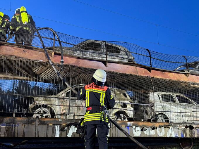 Autos brennen auf Güterzug aus