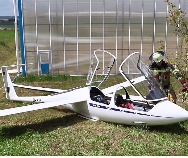 Mit der linken Tragfläche prallte der Segelflieger in ein Gewächshaus.