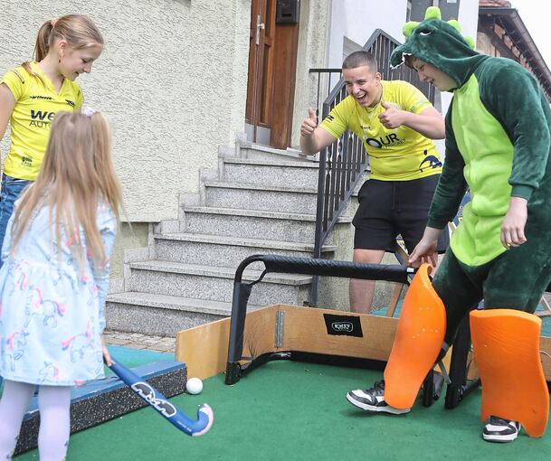 Der Goalie ist ein Drache: ´beste Laune beim Mini-Hockey.