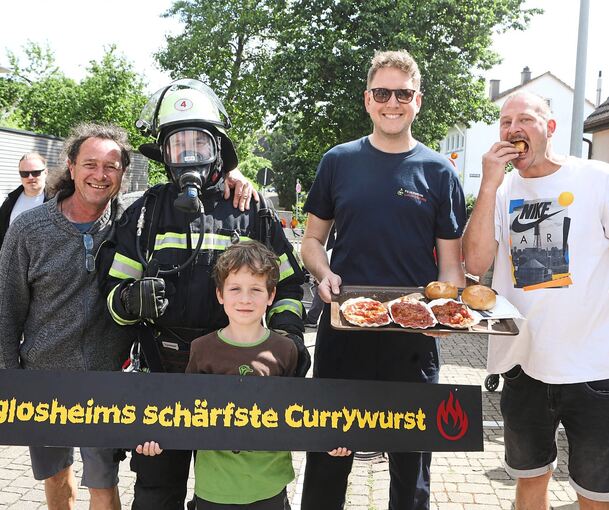 Fröhliche Gesichter bei Eglosheims schärfster Currywurst.