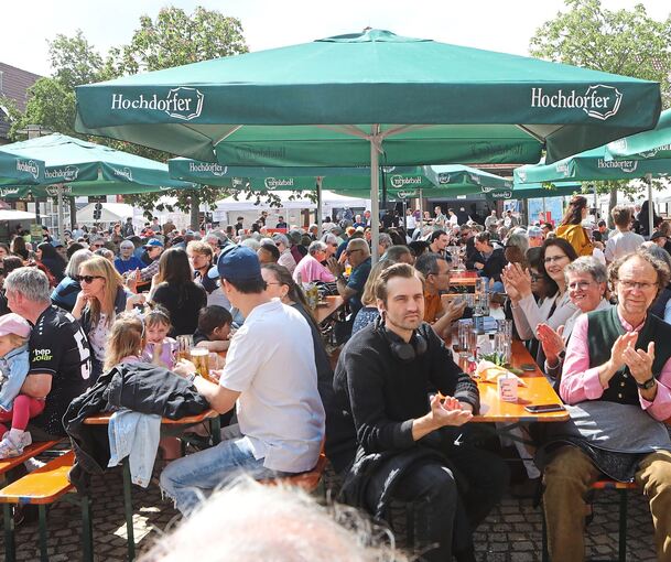 Die Bänke sind beim Kelterplatzfest voll besetzt.