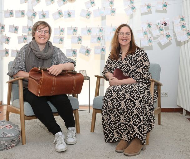 Allzeit bereit: Bernike Böhler (links) und Katja Bürger in ihrer Hebammenpraxis in der Kirchstraße.