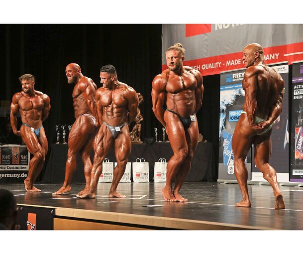 Muskelgestählt präsentieren sich die Teilnehmer bei der Bodybuilding-Meisterschaft in Freiberg.