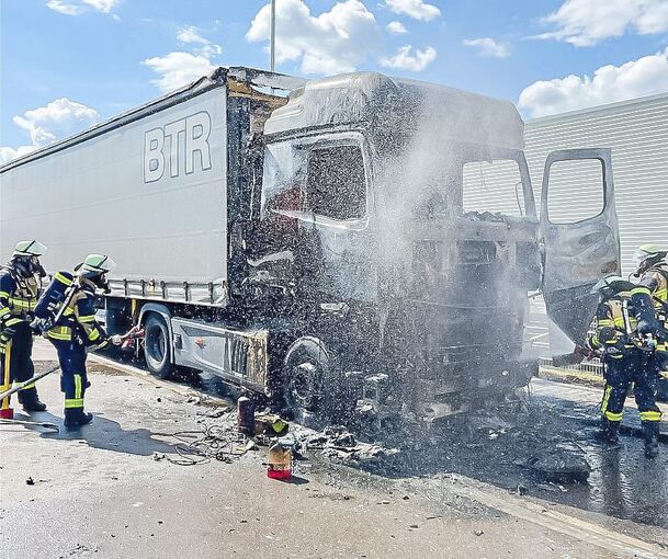 Der Laster ist komplett ausgebrannt.