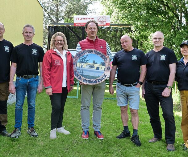 Einweihung des neuen Bogenplatzes am SSV-Schützenhaus im Mäurach: Oberbürgermeister Matthias Knecht (Mitte) wagte mit dem Vorsitzenden Jürgen Schreiner (3.v.r.) die ersten Versuche am Bogen.