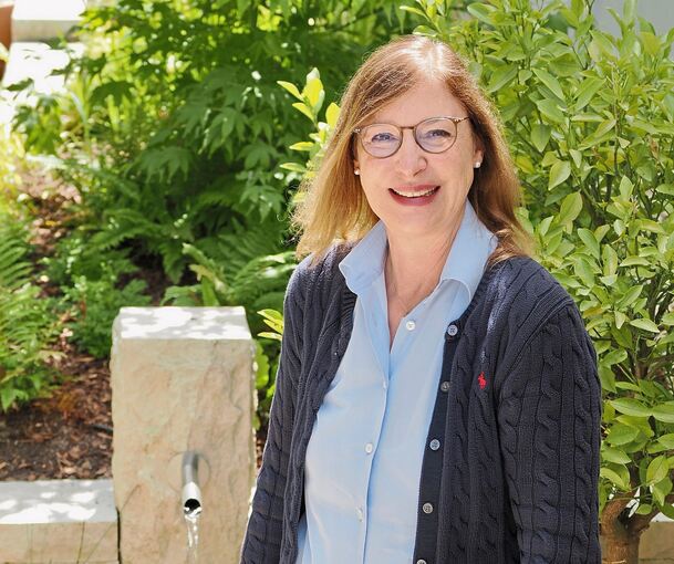 Heike Entenmann vor dem mediterran gestalteten Eingang ihrer Ernährungspraxis in Tamm. Das Ambiente ist auch deshalb passend, weil die Expertin mediterrane Ernährung empfiehlt – etwa frisches Obst und Gemüse, Fisch, Meeresfrüchte, mageres Fleisch, Hü